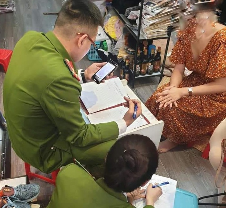 Bán khẩu trang cho khách giá cắt cổ, một chủ cửa hàng bị bắt quả tang - 1 Bán khẩu trang cho khách giá cắt cổ, một chủ cửa hàng bị bắt quả tang - 1