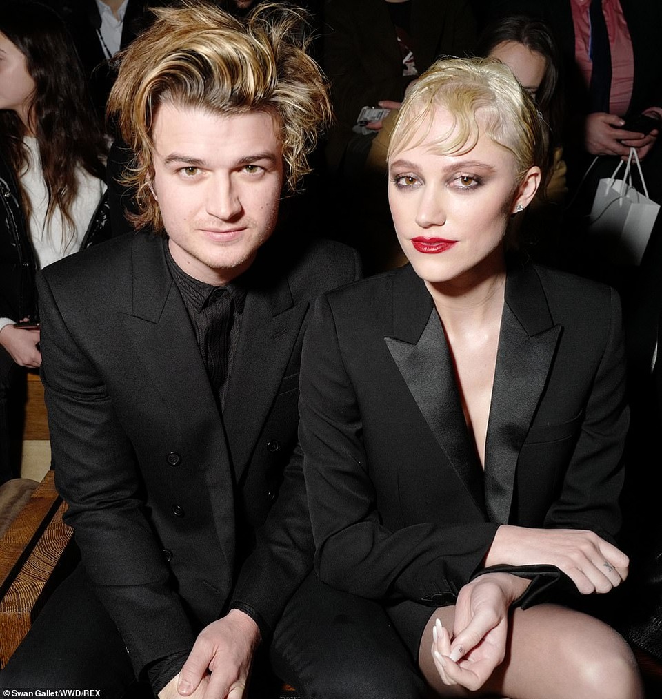 Kaia Gerber khoe ngực căng đầy trên sàn catwalk - 14 Kaia Gerber khoe ngực căng đầy trên sàn catwalk - 14