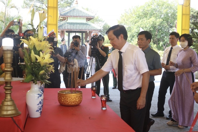 Lãnh đạo tỉnh Thừa Thiên Huế dâng hoa và dâng hương trước anh linh các anh hùng liệt sĩ
