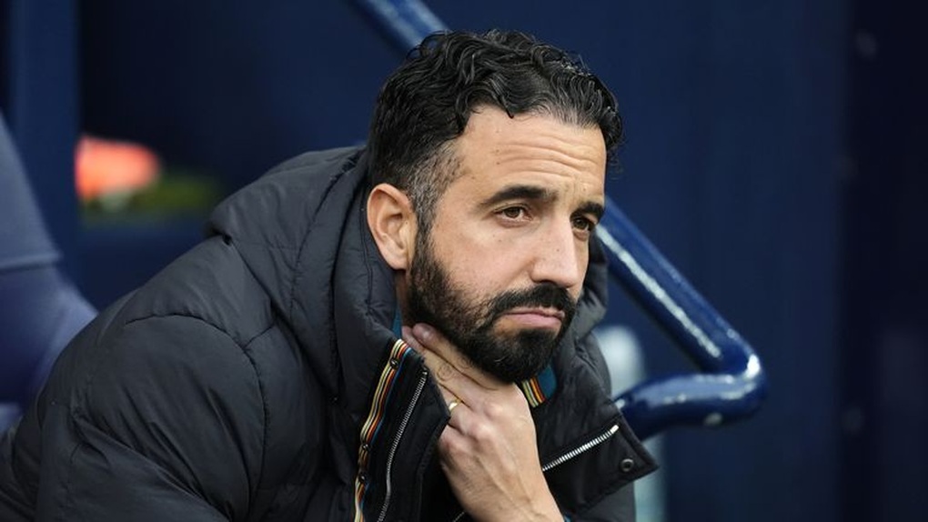 គ្រូបង្វឹក Amorim “ហែលជាលុយ” បើ Man Utd បណ្តេញចេញ - ១ HLV Amorim “bơi trong tiền” nếu bị Man Utd sa thải - 1