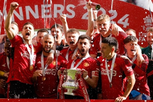 Chelsea và Newcastle cùng "ôm hận" khi Man Utd vô địch FA Cup