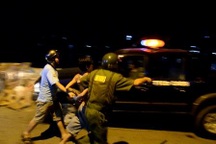 Cảnh sát nổ súng vây bắt thanh niên đâm công an cố thủ trong nhà