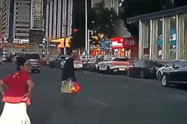 Trung Quốc: Giúp cụ ông sang đường, người phụ nữ nhận cú tát trời giáng