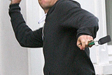 Hugh Grant bị bắt vì hành hung thợ chụp ảnh