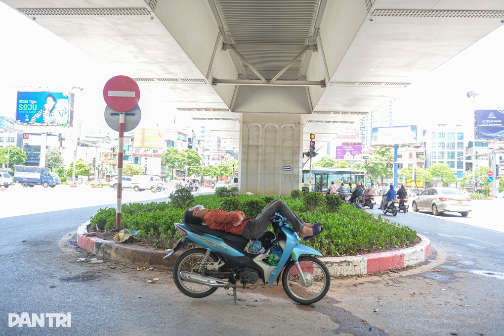 Người lao động oằn mình mưu sinh dưới cái nắng 50 độ C ở Hà Nội - 4 Người lao động oằn mình mưu sinh dưới cái nắng 50 độ C ở Hà Nội - 4