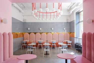 Tiệm cà phê phân chia không gian theo màu sắc, đủ góc check-in