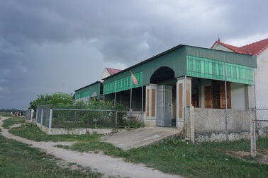 Hàng chục hộ dân làng chài sống “treo” trên đất tái định cư