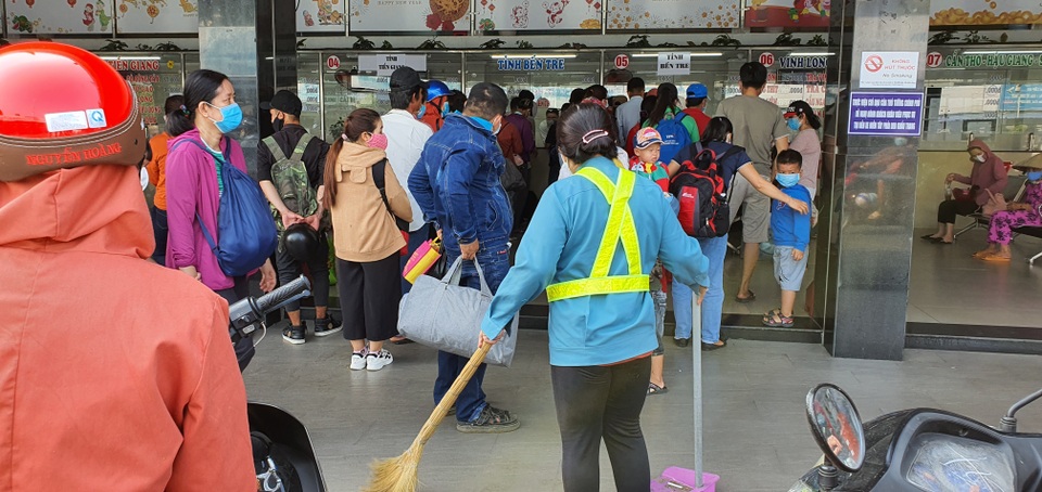 Đường về miền Tây kẹt cứng ngày đầu nghỉ lễ - 15 Đường về miền Tây kẹt cứng ngày đầu nghỉ lễ - 15