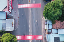 Vạch kẻ đường ở TPHCM được sơn phản quang đỏ: Luật nào quy định?