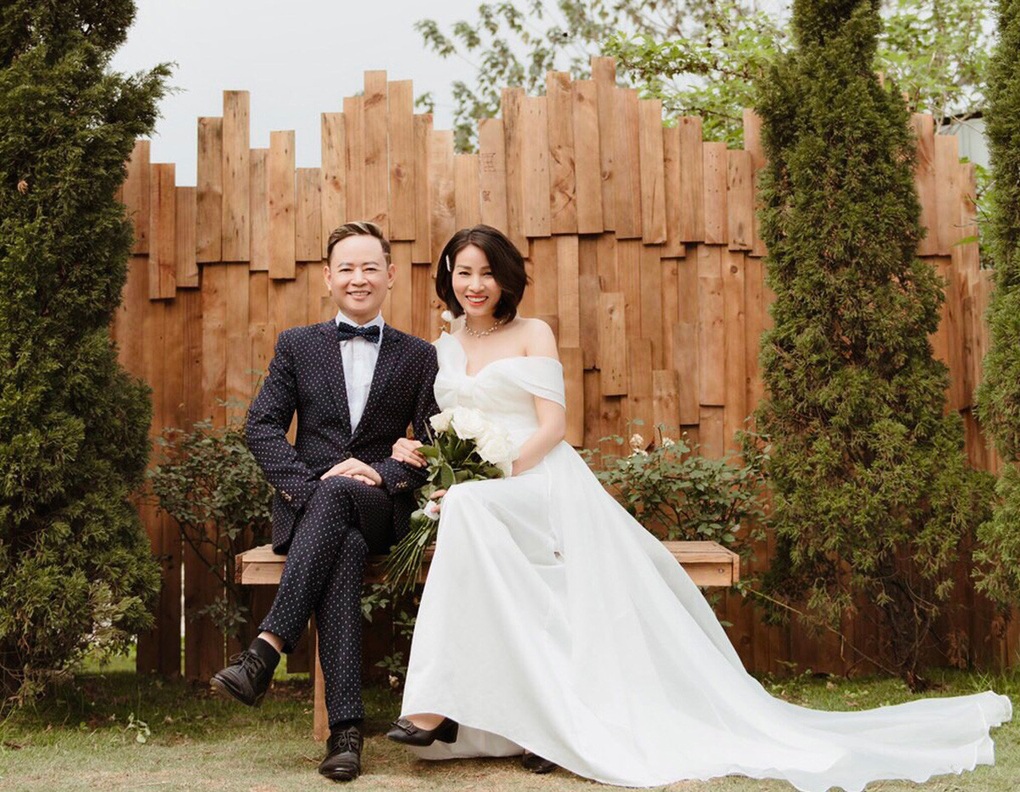 Ảnh cưới lãng mạn của Tùng Dương Người phán xử với vợ 4 kém 12 tuổi - 10 Ảnh cưới lãng mạn của Tùng Dương Người phán xử với vợ 4 kém 12 tuổi - 10