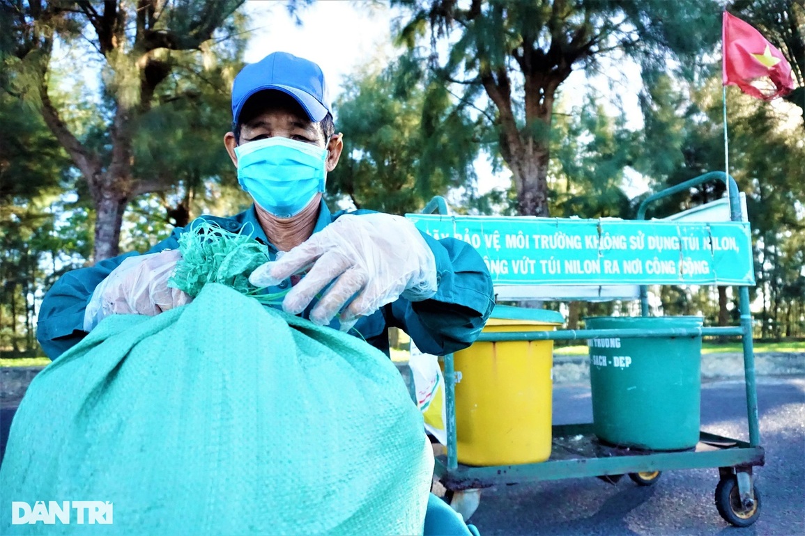 Chuyện ông già khùng điên chuyên nhặt rác ở phố cổ Hội An - 5 Chuyện ông già khùng điên chuyên nhặt rác ở phố cổ Hội An - 5