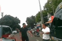 Tài xế ô tô vung chân đá người do mâu thuẫn khi tham giao thông