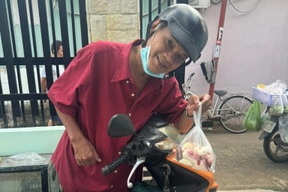 Nghệ sĩ Mai Trần 71 tuổi làm shipper, chạy 30km đến nơi thì bị "bom hàng"