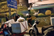 Hà Nội: Bắt "tại trận" 9 trường hợp trèo rào, vượt đê rời khu phong tỏa