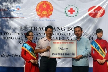 Chung sức cùng đồng bào nghèo xây dựng nông thôn mới