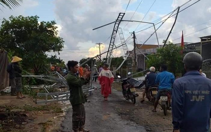 Mưa lớn kèm lốc xoáy gây thiệt hại nặng về tài sản, hoa màu 