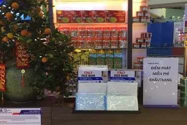 Phát miễn phí khẩu trang tại Sân bay Nội Bài