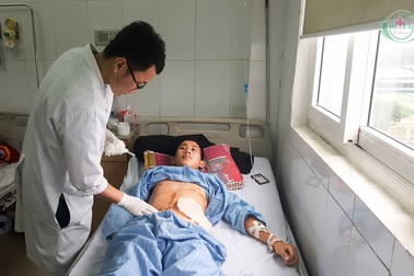 Đi hái rau rừng, bệnh nhân dính 9 viên đạn vào bụng, ngực