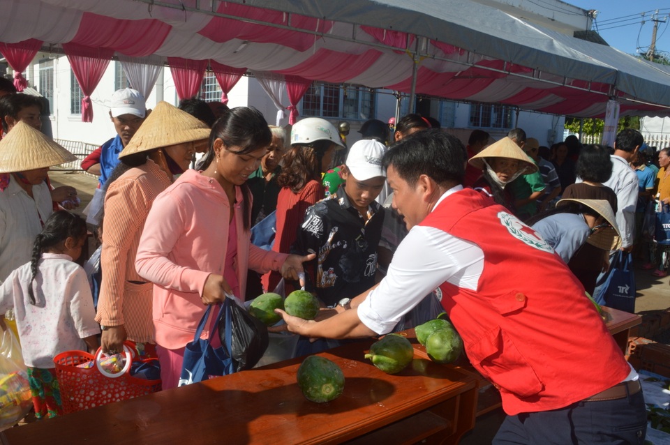 Phiên chợ nhân đạo cho người có hoàn cảnh khó khăn ở Cù Lao Dung - 1 Phiên chợ nhân đạo cho người có hoàn cảnh khó khăn ở Cù Lao Dung - 1