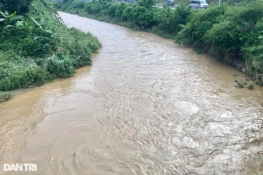 Đi qua suối để lên nương, một người trượt chân bị nước cuốn mất tích