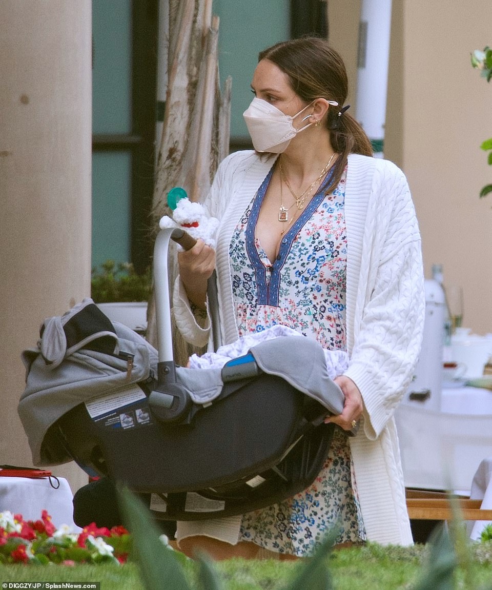 Katharine McPhee bế con mới sinh ra phố cùng chồng hơn 34 tuổi - 7 Katharine McPhee bế con mới sinh ra phố cùng chồng hơn 34 tuổi - 7