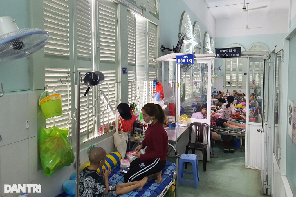 Vào bệnh viện ở TPHCM bán thuốc lậu: Có bác sĩ tiếp tay vì lòng tham? - 4 Vào bệnh viện ở TPHCM bán thuốc lậu: Có bác sĩ tiếp tay vì lòng tham? - 4