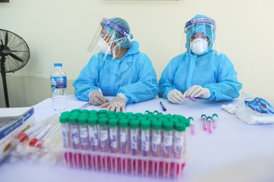 Hà Nội xét nghiệm cho người trở về từ các ổ dịch của 12 tỉnh, thành - 1 Hà Nội xét nghiệm cho người trở về từ các ổ dịch của 12 tỉnh, thành - 1