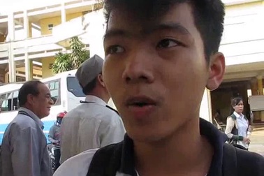 Thí sinh Bạc Liêu đánh giá đề thi môn Hóa học. (Thực hiện: Huỳnh Hải)