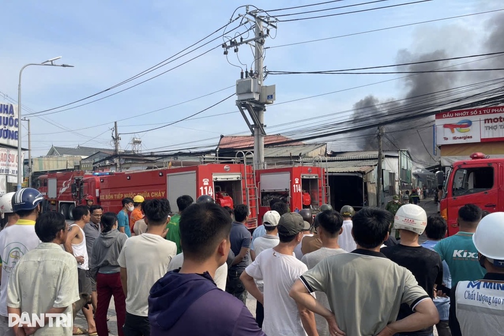 Cháy nhà xưởng ở TPHCM - 2