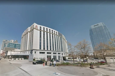 Mỹ: Khách tỉnh dậy giữa đêm vì bị nhân viên khách sạn mút ngón chân