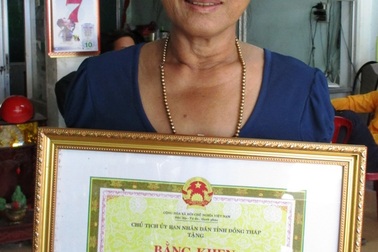 Người phụ nữ góp hàng trăm triệu đồng xây nghĩa trang, dựng cầu cho dân