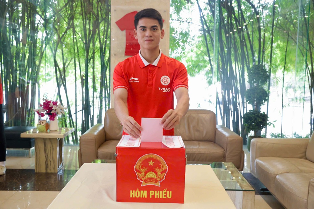 Xuân Son và các tuyển thủ Việt Nam thực hiện nghĩa vụ công dân - 2