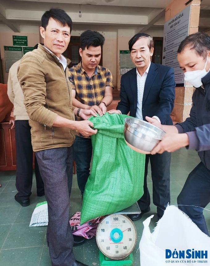 Ông Nguyễn Duy Tuyết, Trưởng phòng Bảo trợ xã hội Sở LĐ-TB&XH Đắk Lắk (thứ 2 từ phải) trao gạo cứu đói dịp Tết Nguyên đán Qúy Mão năm 2023.