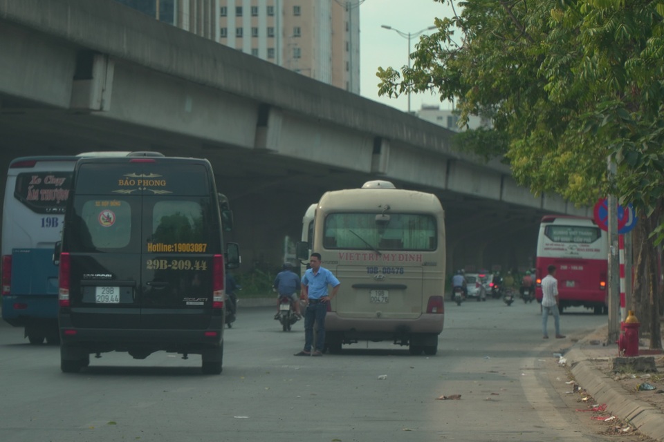 Hà Nội: Nhìn từ trên cao cảnh xe khách “bát nháo” dừng đỗ, đón trả khách - 6 Hà Nội: Nhìn từ trên cao cảnh xe khách “bát nháo” dừng đỗ, đón trả khách - 6