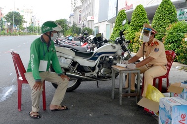 Không biết quy định mới, một shipper ở TPHCM bị phạt 2 triệu đồng