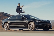 Hãng ô tô Trung Quốc tung chiêu lạ để quảng cáo độ cân bằng của xe