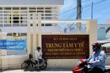 Đình chỉ công tác GĐ Trung tâm Y tế để người dân chen chúc chờ tiêm vắc xin