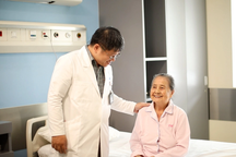 Cụ bà 94 tuổi thoát nguy kịch nhờ máy tạo nhịp tim không dây cảm biến buồng nhĩ