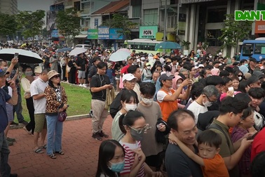 Người dân TPHCM chen chân lên tàu Metro số 1 để trải nghiệm
