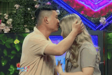 Chàng trai Đồng Tháp hôn bạn gái sai vị trí, bị MC Quyền Linh nhắc nhở