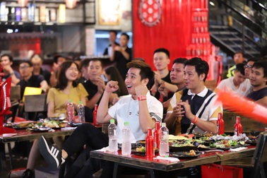 “Vua bia” thượng hạng Budweiser trao tấm vé đầu tiên đưa fan Việt đến Anh gặp vua ngoại hạng