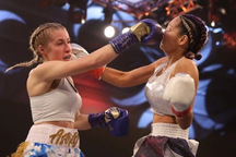 Nữ võ sĩ gãy tay vì đấm quá mạnh vào mặt đối thủ