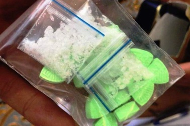 Nhóm thanh niên và nữ nhân viên quán karaoke mở tiệc ma túy trong phòng hát