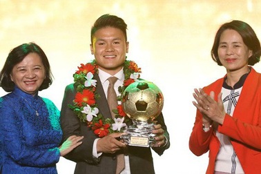 Quang Hải nhận giải Quả bóng vàng Việt Nam 2018