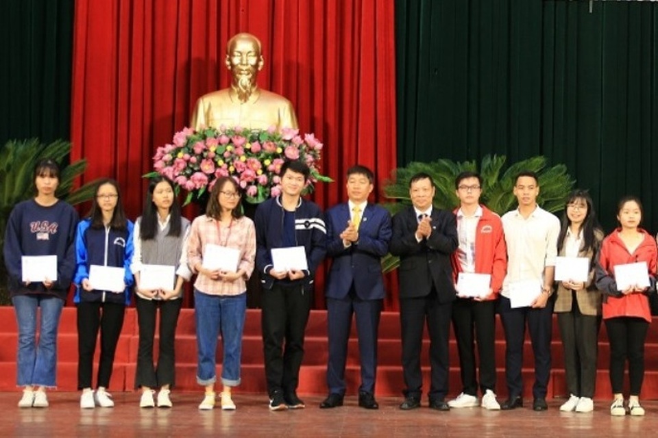 Trao học bổng của gia đình Giáo sư Lê Viết Ly đến học sinh, sinh viên nghèo - 1 Trao học bổng của gia đình Giáo sư Lê Viết Ly đến học sinh, sinh viên nghèo - 1