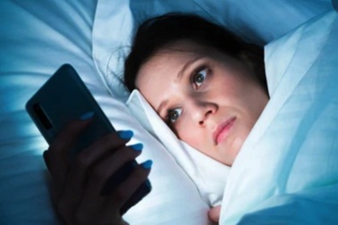 Cô gái "đột quỵ mắt" khi dùng điện thoại trước giờ ngủ