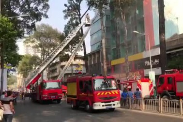 xe thang tiếp cận các tầng bên trên của khách sạn cháy