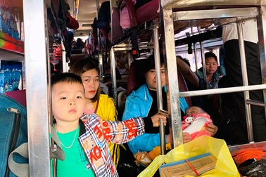 Đầu năm, xe khách nhồi nhét  "thượng đế" chặt như nêm!