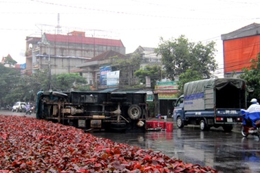 Xe chở bia lật chỏng chơ giữa phố