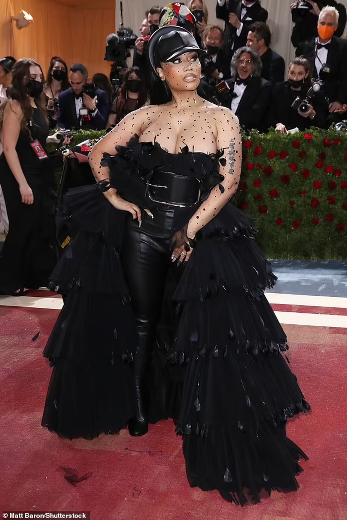 Brooklyn Beckham tình tứ hôn con gái tỷ phú trên thảm đỏ Met Gala - 4 Brooklyn Beckham tình tứ hôn con gái tỷ phú trên thảm đỏ Met Gala - 4